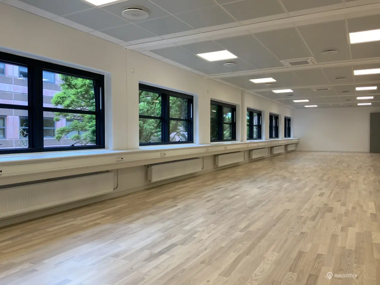 Billede 1 - FLERBRUGEREJENDOM m. kantine. reception og gratis parkering - LEJEMÅL TIL ISTANDSÆTTELSE