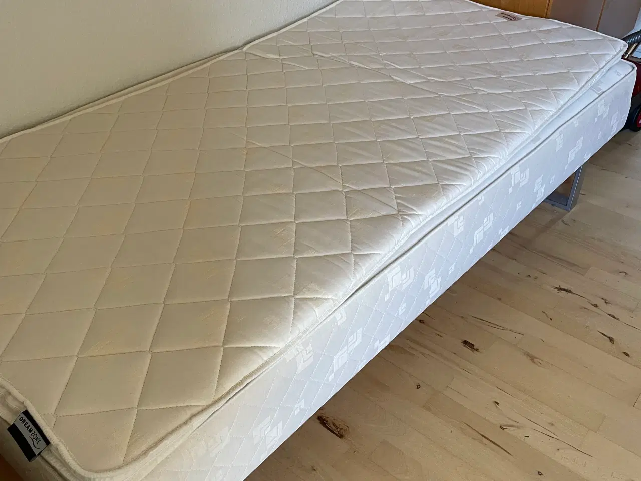 Billede 2 - Boxmadras med meder.