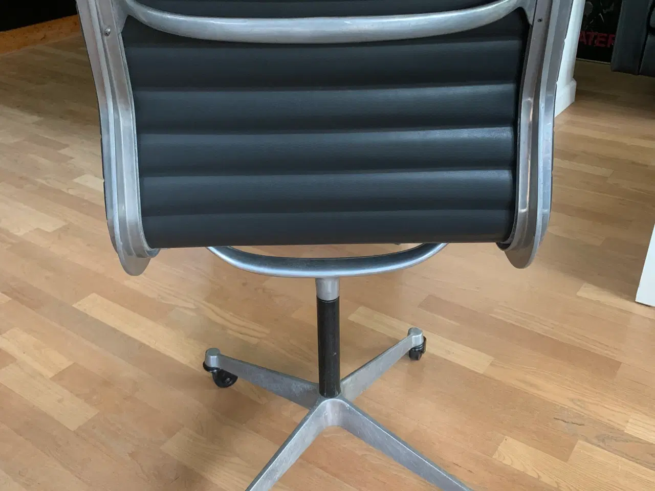 Billede 3 - Charles & Ray Eames Aluminium EA 105 på hjul