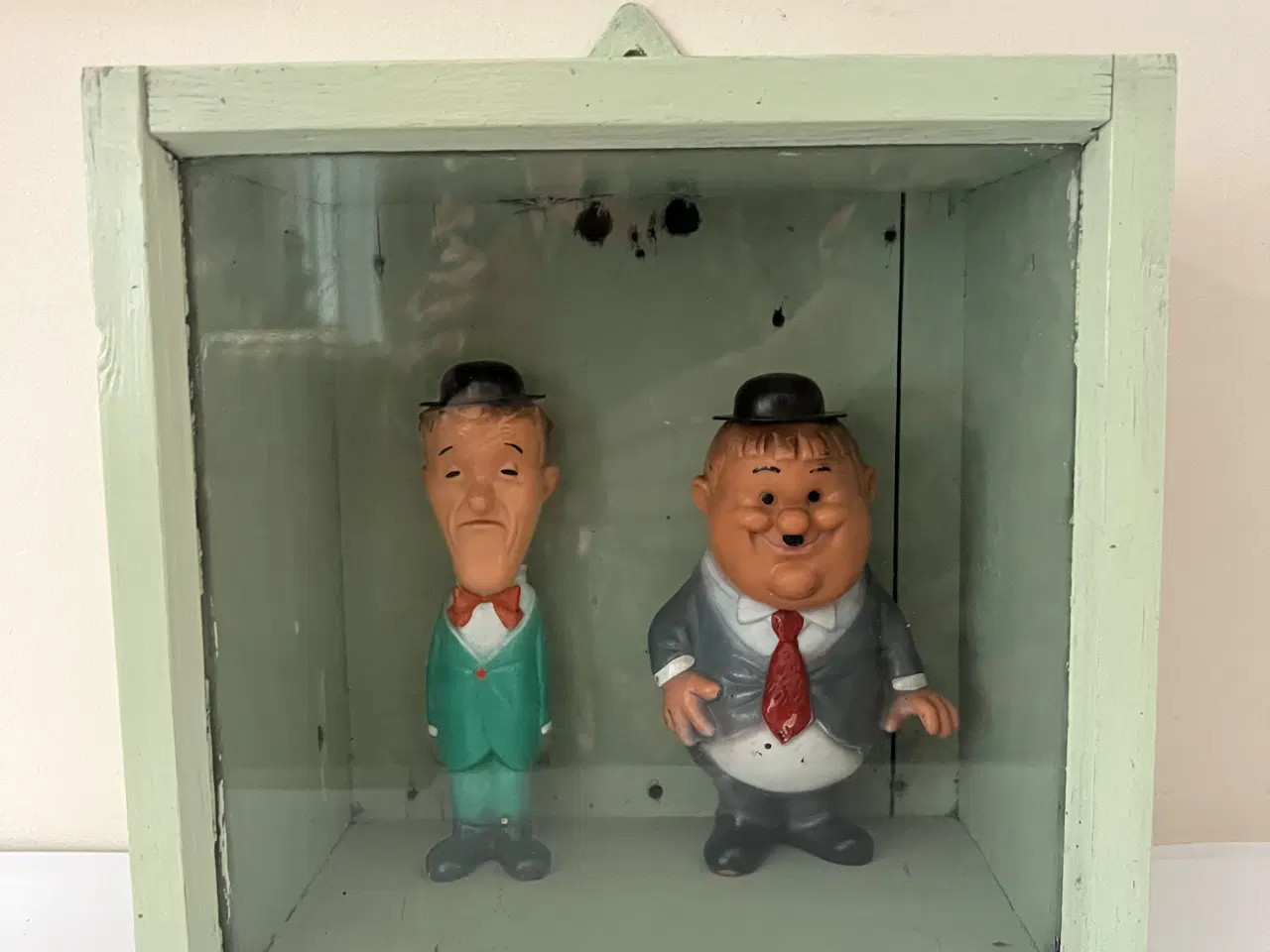 Billede 3 - Fedt lille retro skab i træ og glas 