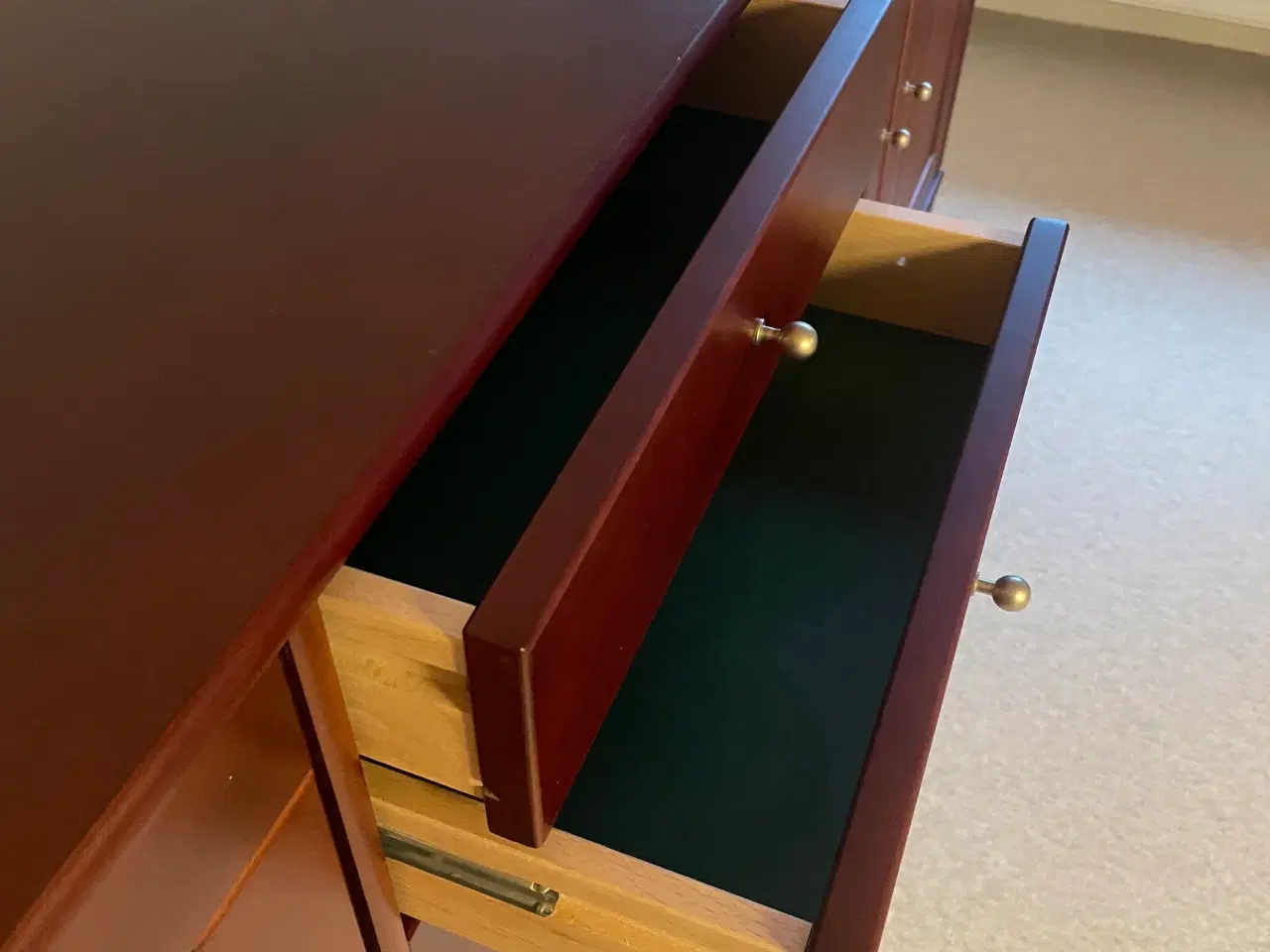 Billede 2 - Skænk i mørkt træ