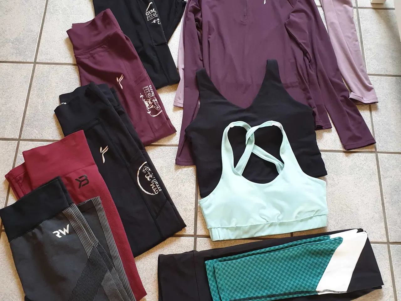 Billede 1 - Blande træningstøj str S-M 