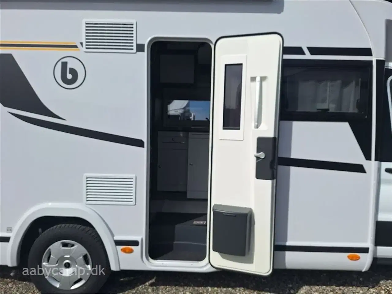 Billede 5 - 2025 - Benimar Tessoro 463 UP   Solcelle. markise. tv. 5 selepladser. batteri. helårsdæk. p-sensor for og bag. Bakkamera.