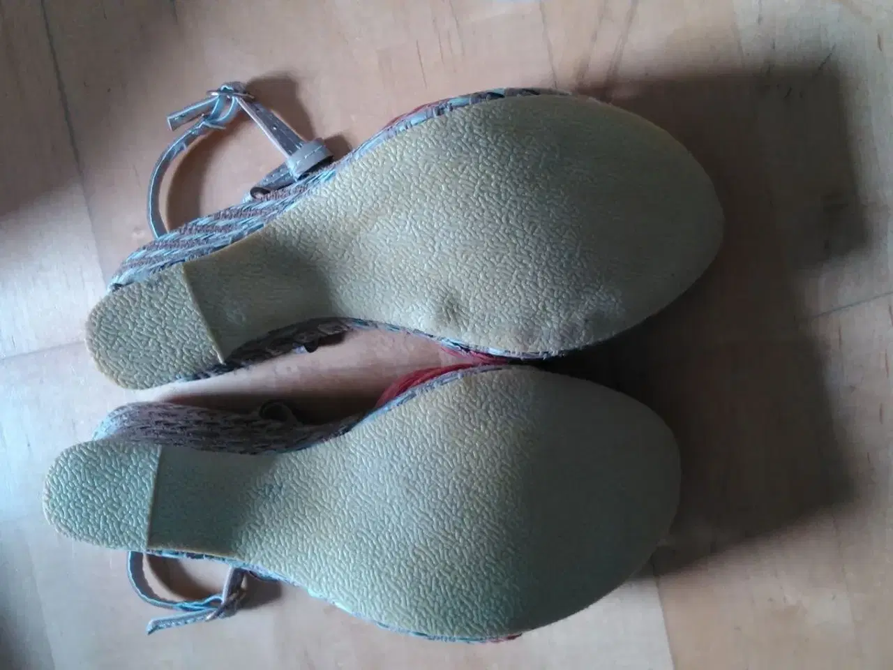 Billede 3 - Sandaler med kilehæl