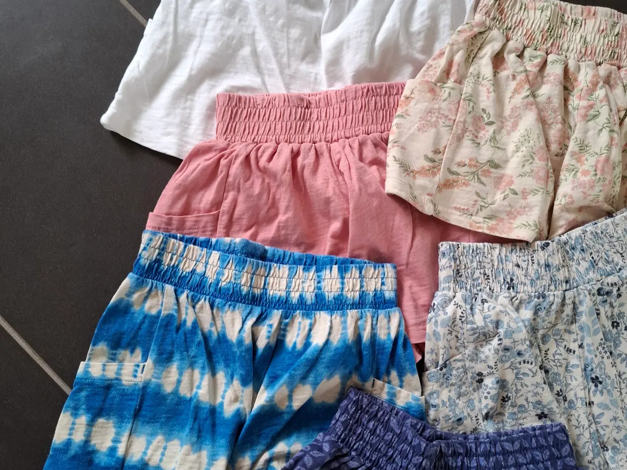 Billede 2 - 6stk shorts/nederdel next 40kr stk 