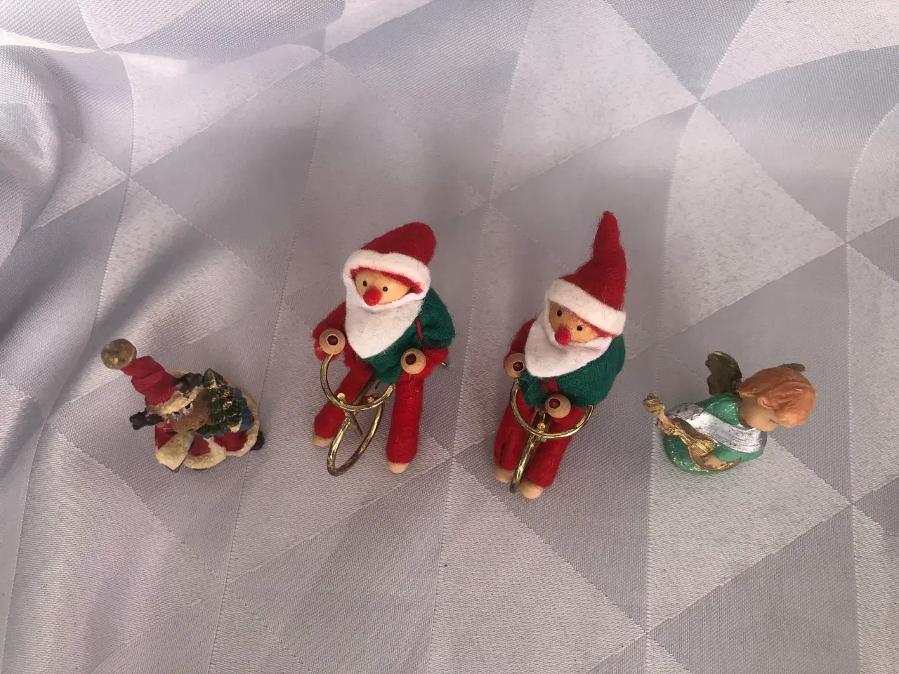 Billede 2 - 4 jule figurer - engel, elg og julemænd på cykel