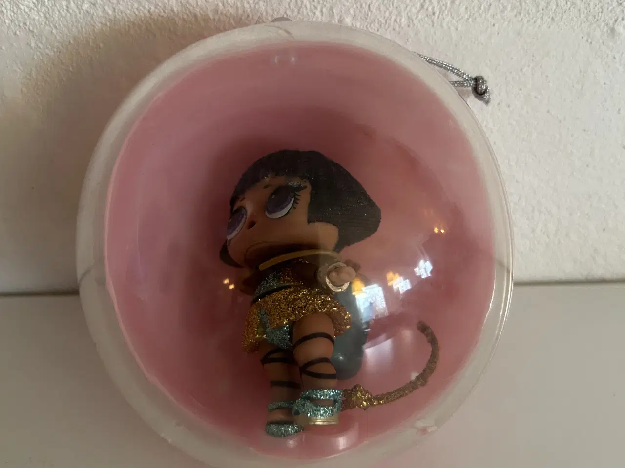 Billede 3 - L.O.L dukke med tilbehør