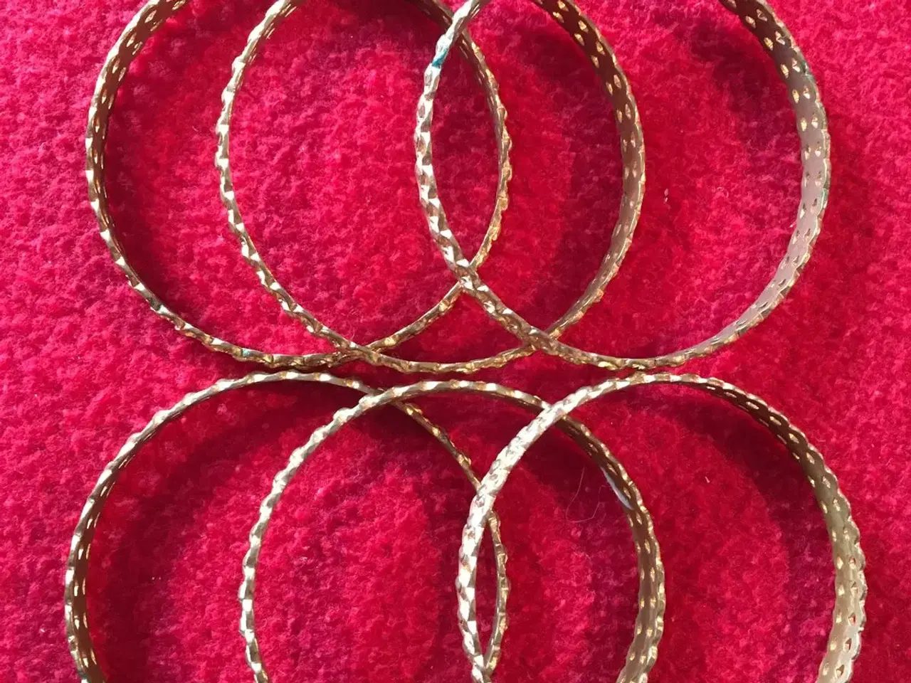 Billede 2 - Guldfarvet armbånd i mønstret metal