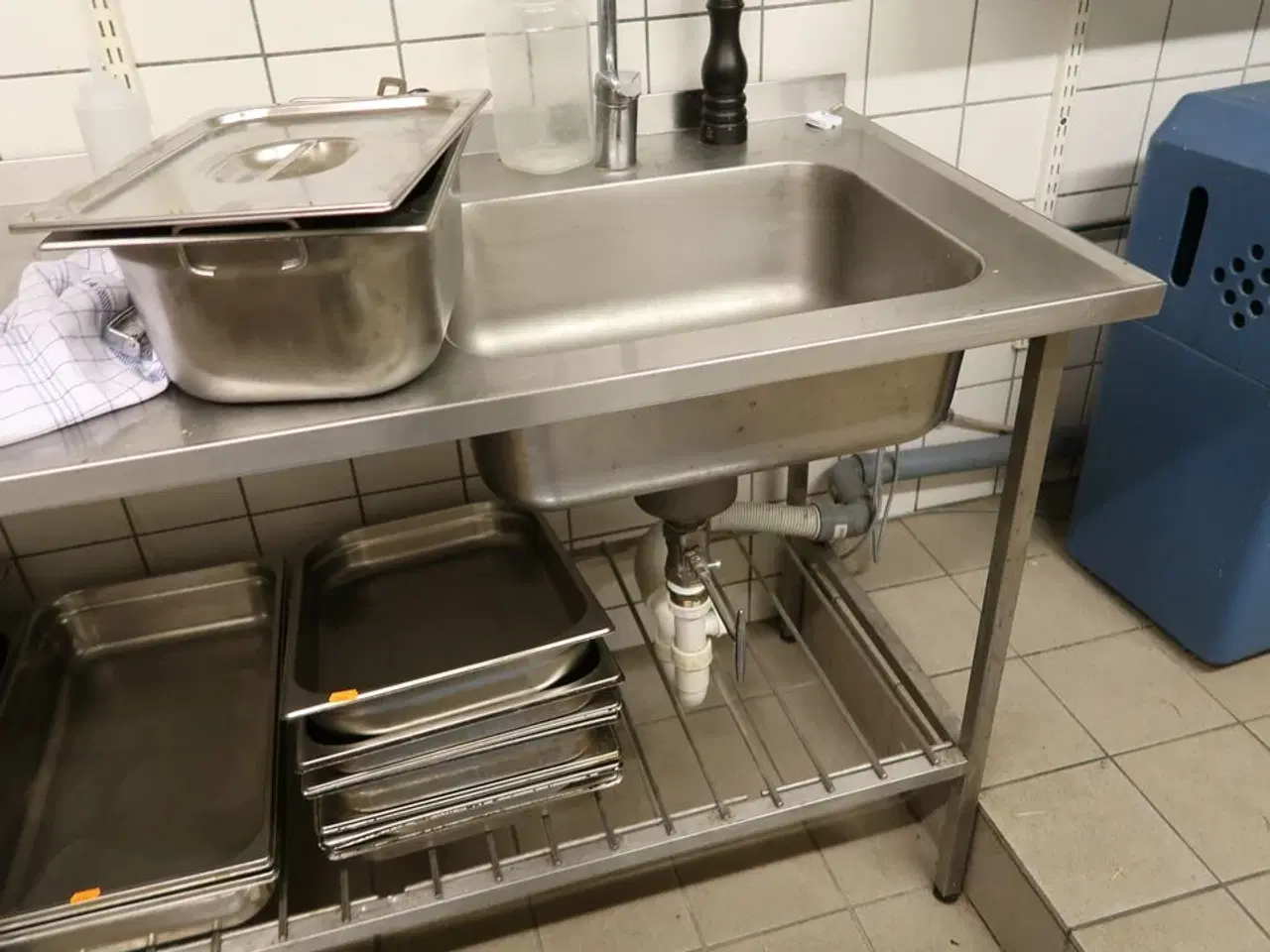 Billede 3 - Rustfri stålbord uden indhold med vask og armatur