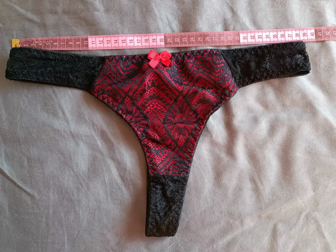 Billede 1 - G-streng med blonde i sort og rød