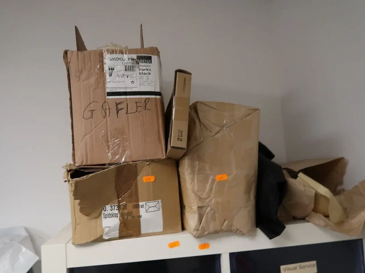 Billede 2 - Opbevaringsreol/skab med div. Arbejdstøj