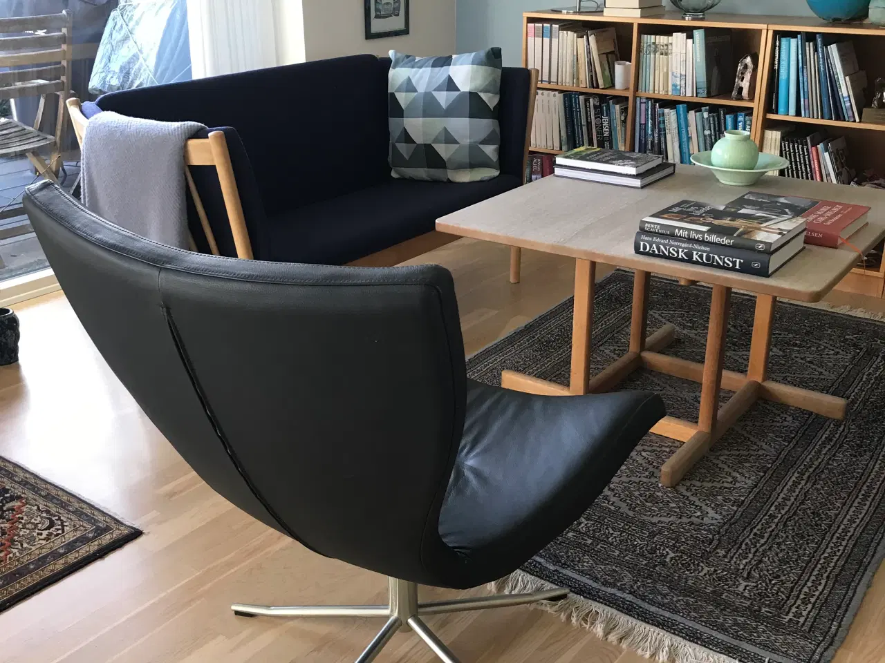 Billede 1 - 2 Sorte læderstole, med drejefod i krom.