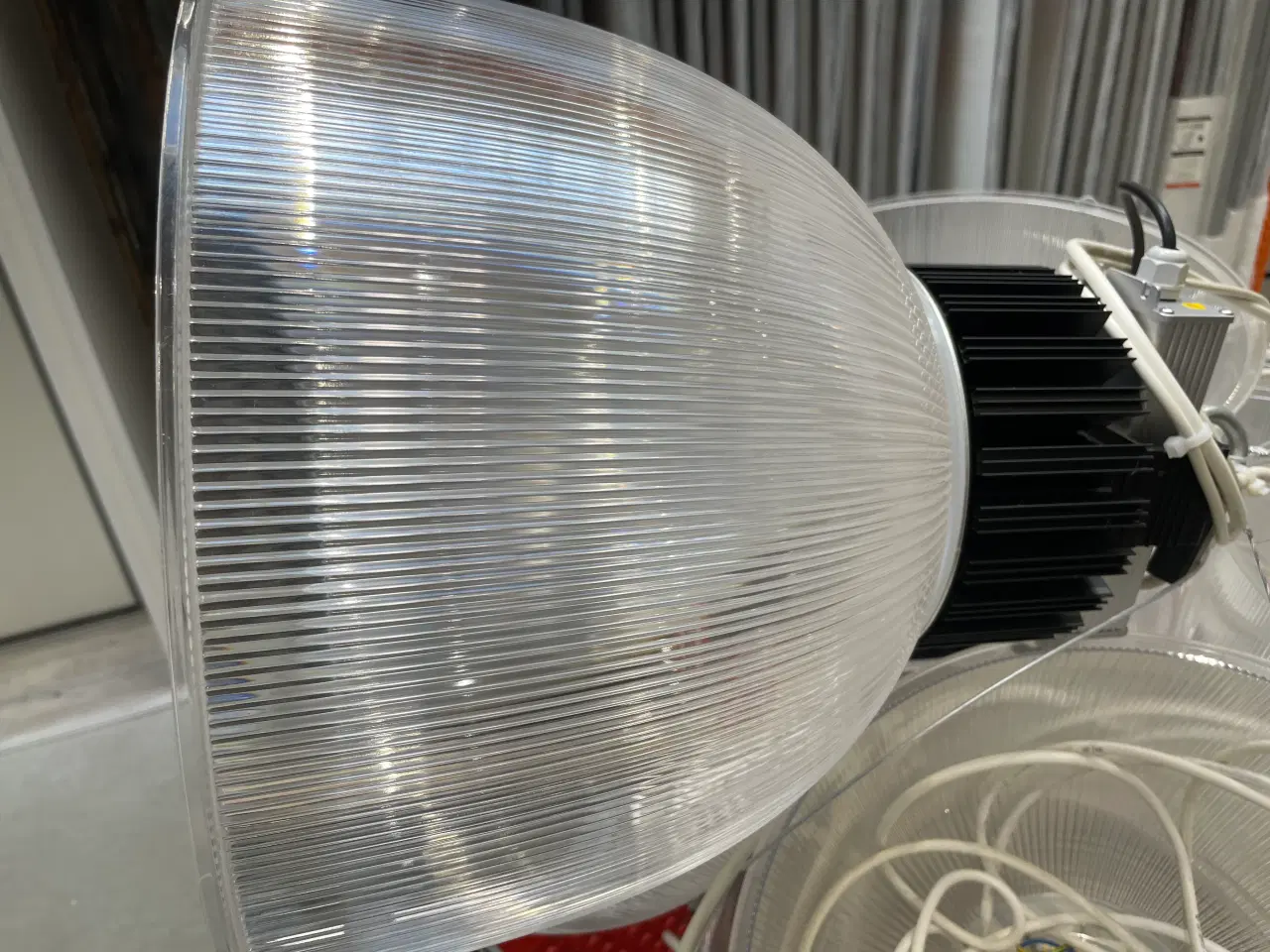 Billede 3 - Loftlampe i klar plast med ribbet mønster
