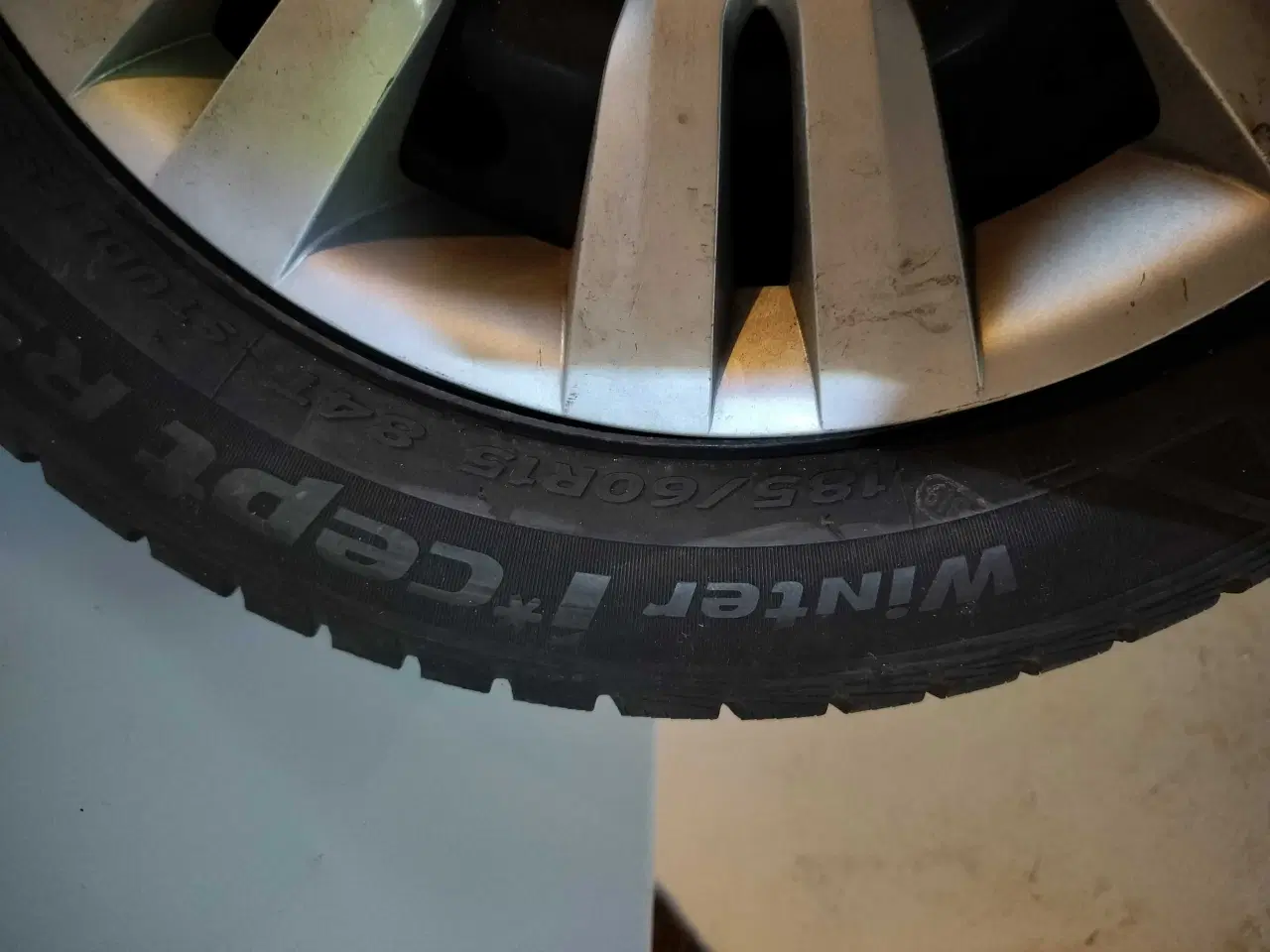 Billede 3 - Vinterdæk 185/60R15 næsten nye ca.80 %tilbage.