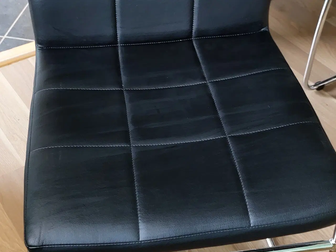 Billede 3 - Spisebord med stole