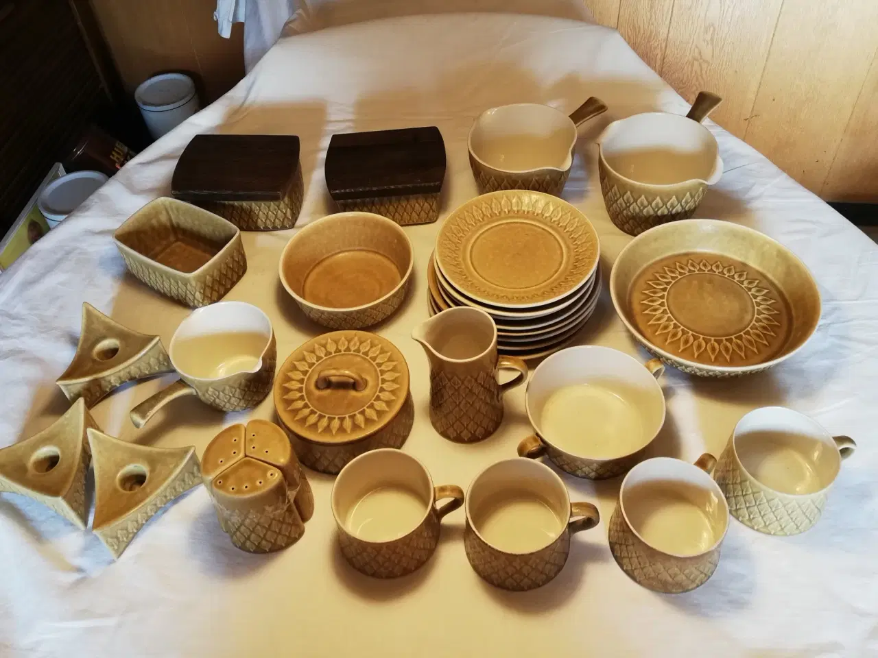 Billede 1 - Relief stentøj kopper,fad,sauceskåle,sukker-fløde 