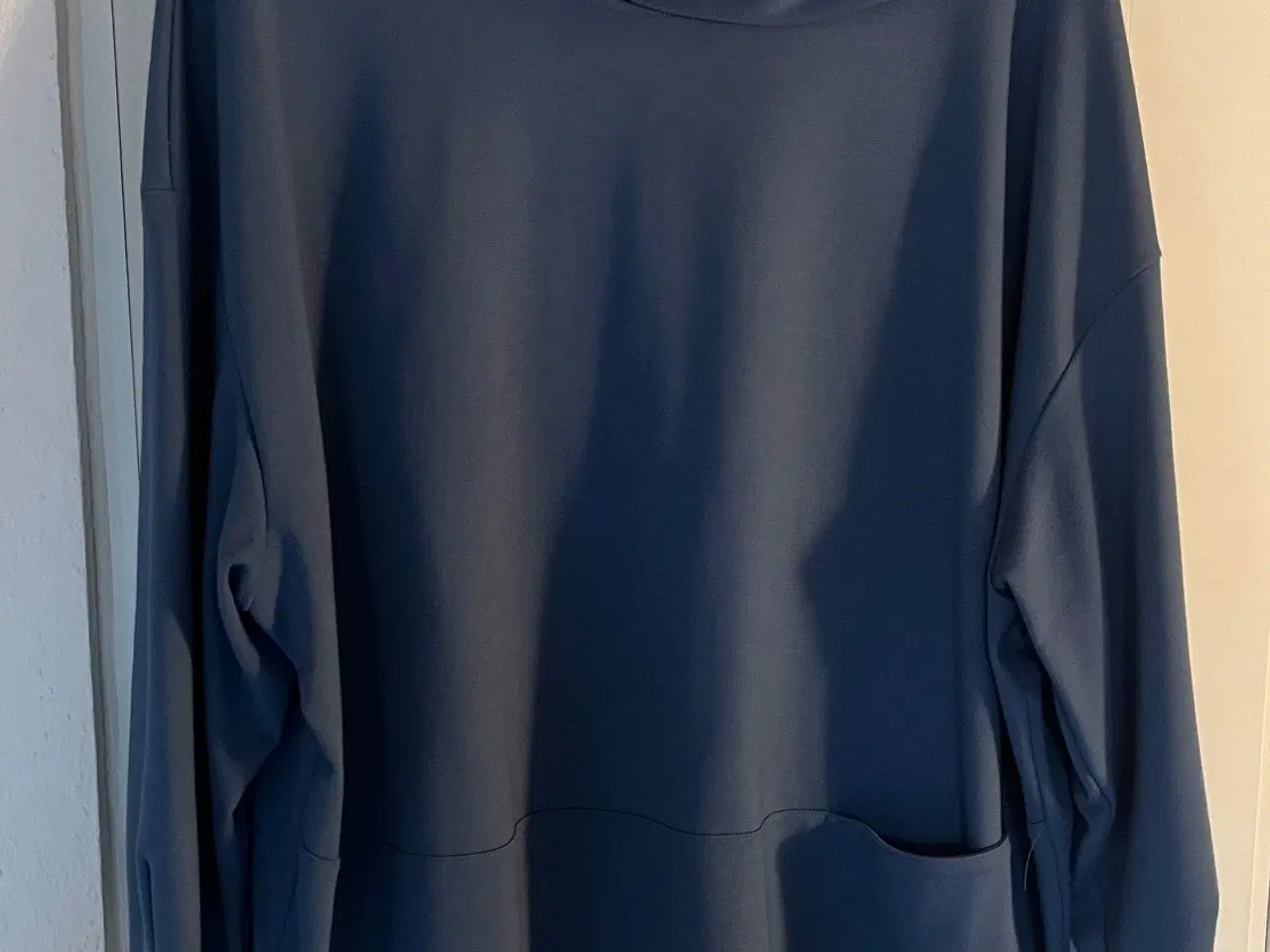 Billede 2 - Noen: superlækker sweatshirt med asymmetrisk krave