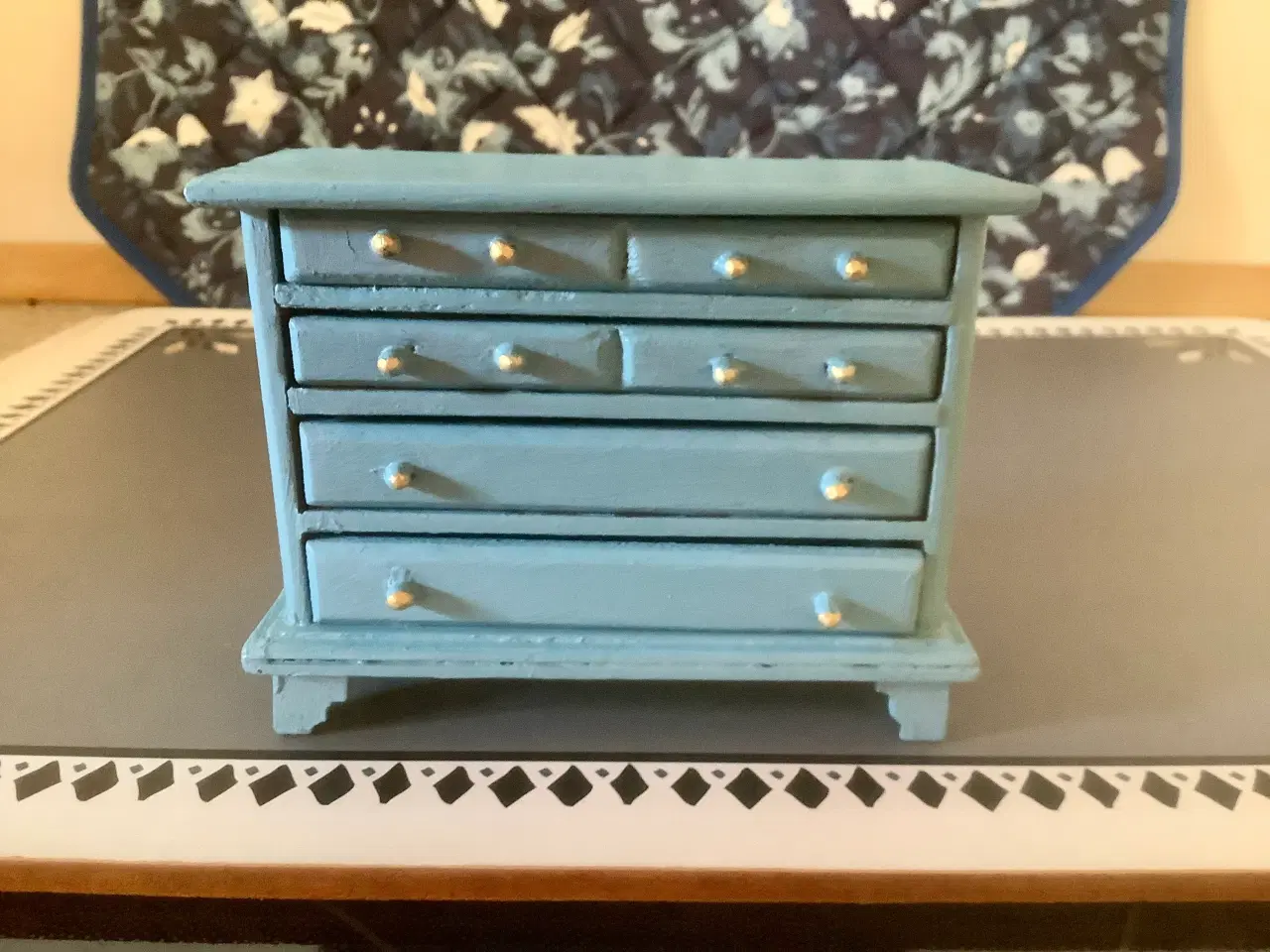 Billede 1 - Dukkehusmøbler - ældre kommode skala 1:12.