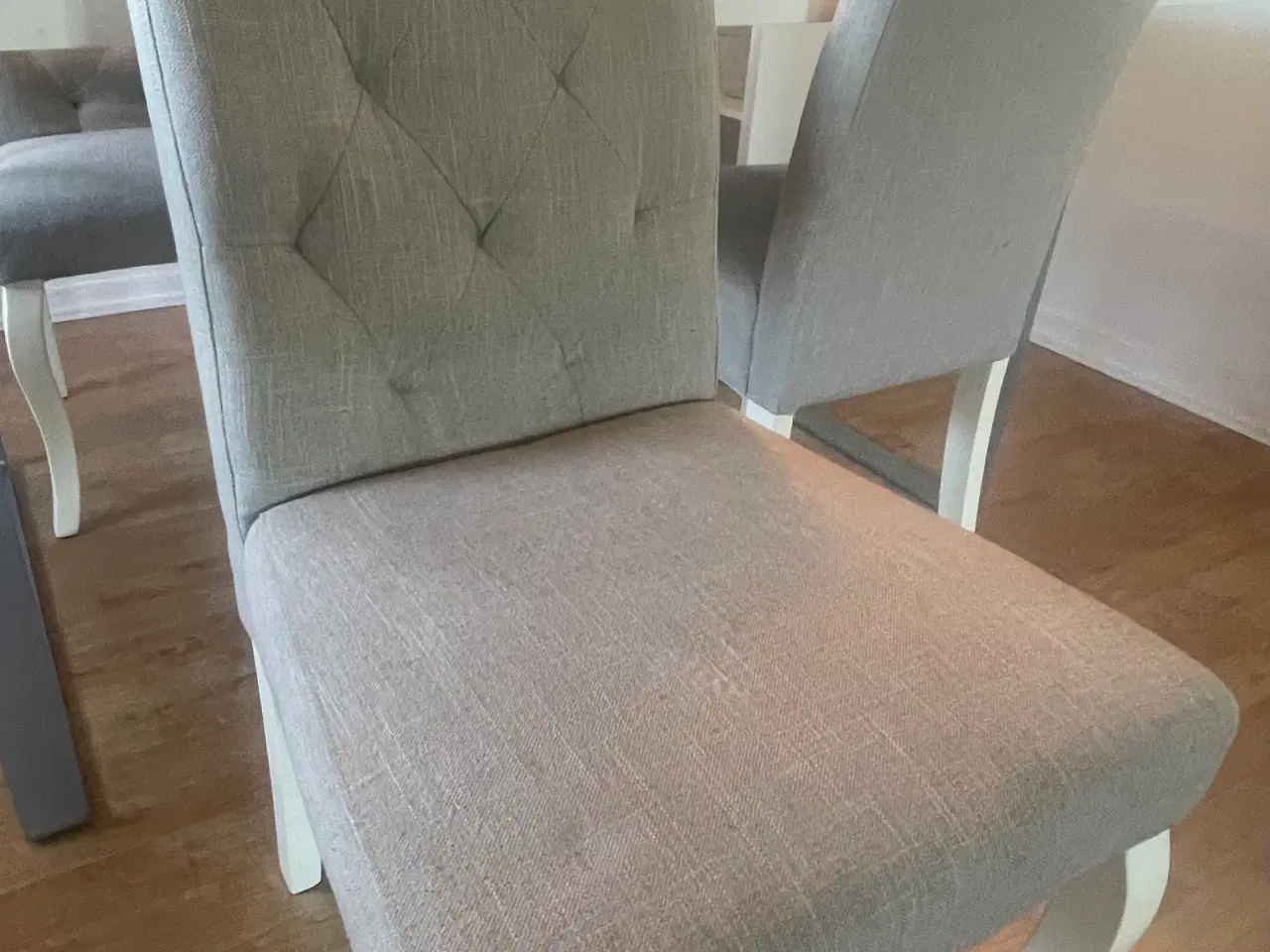 Billede 4 - Hvidt spisebord m/ 4 grå stole 