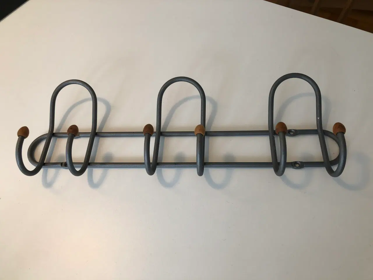 Billede 2 - Knagerække i metal, med "træ-dutter"