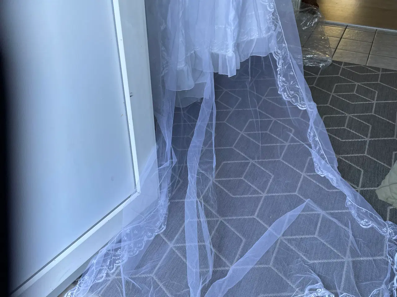 Billede 3 - Lilly brudekjole, str 38-40, skørt, slør