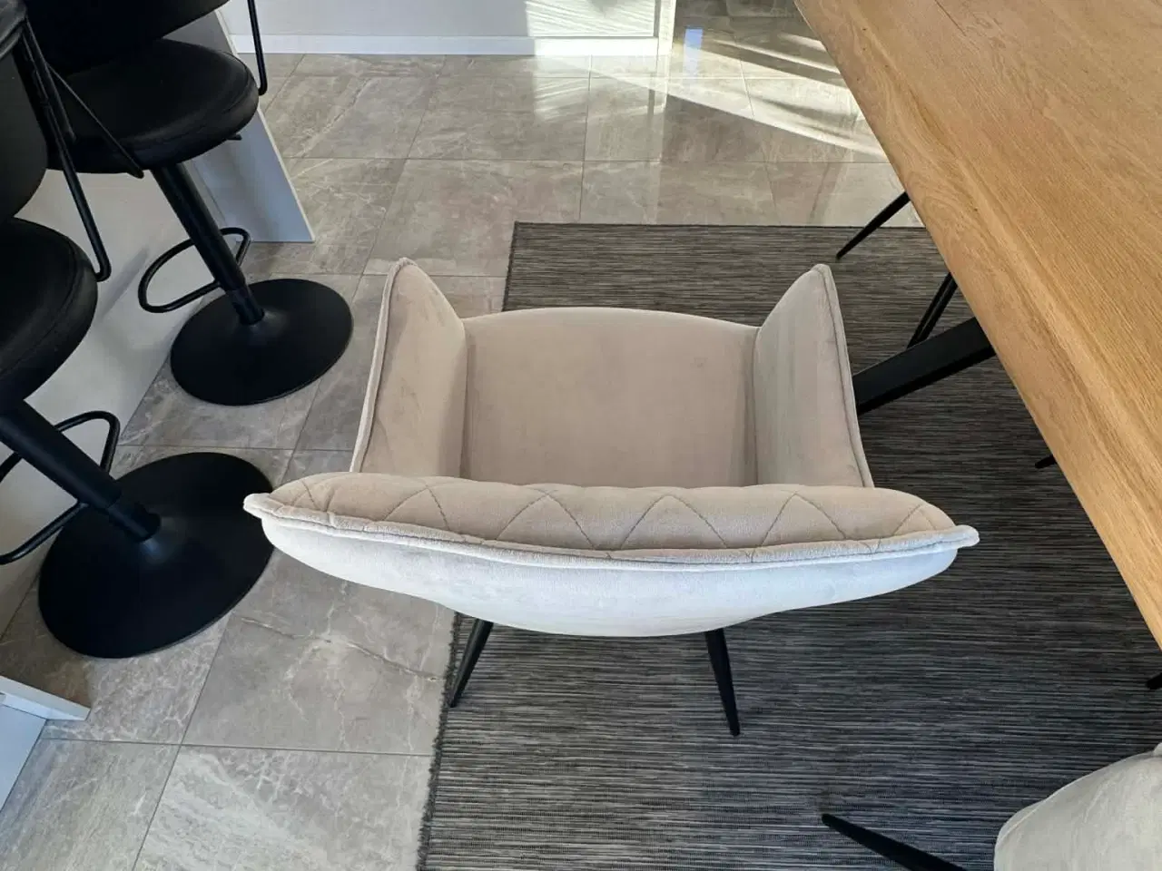 Billede 4 - NÆSTEN HELT NYE 6x SPISESTOLE - Lysegrå velour