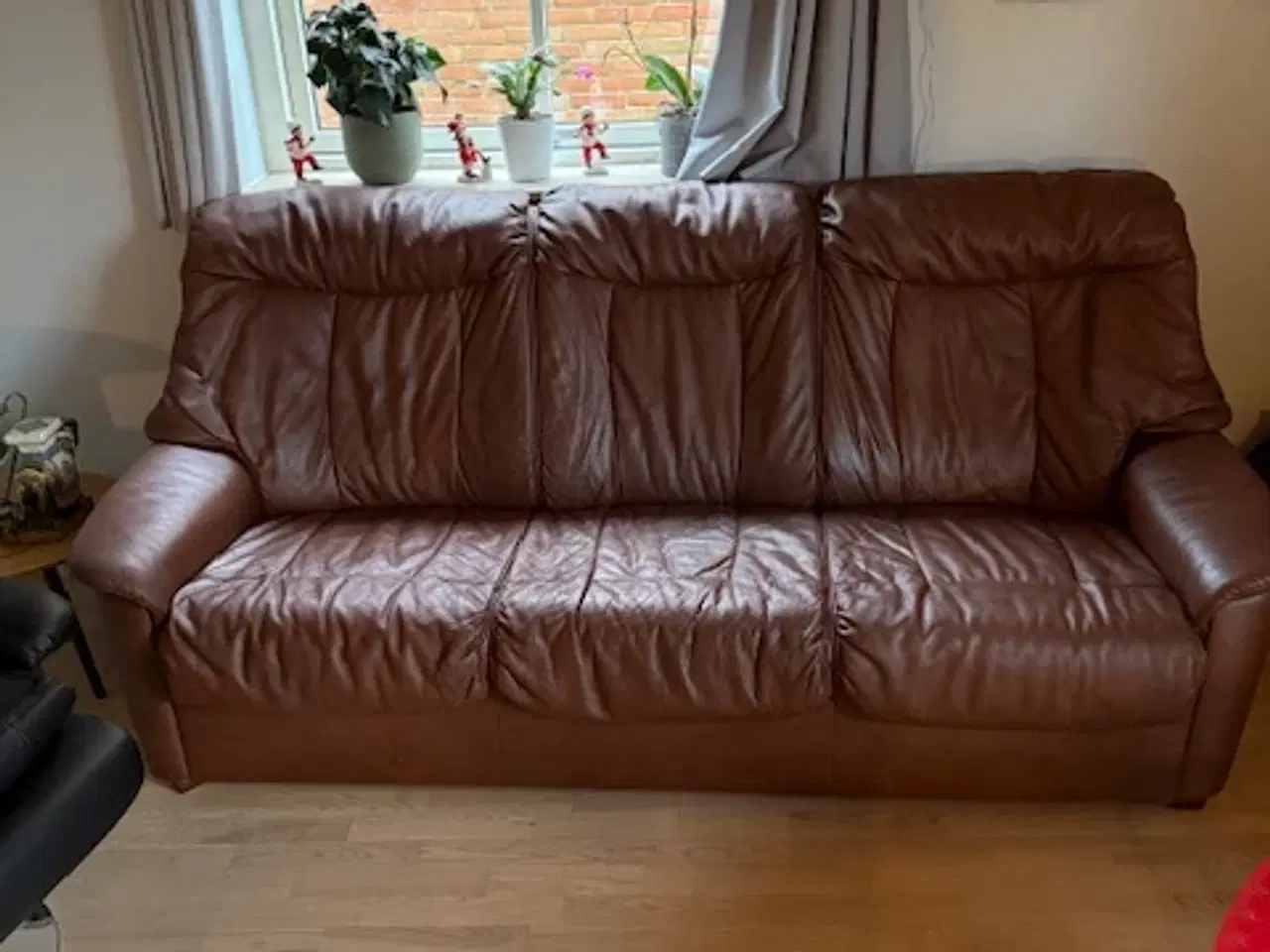 Billede 1 - Dejlig 3 pers. sofa i rødbrunt læder (Skai) sælges