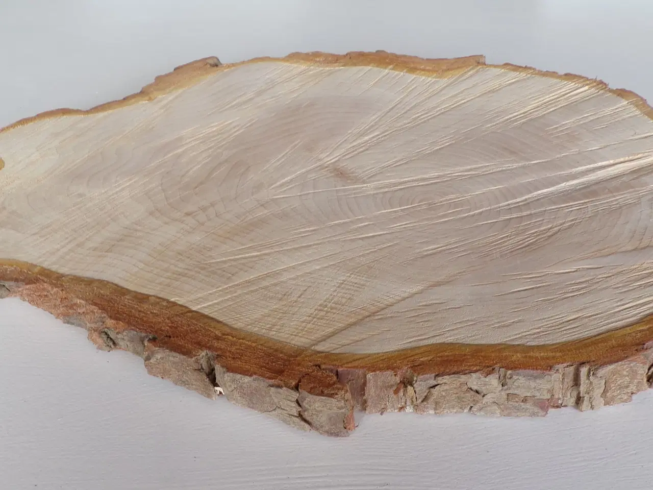 Billede 4 - NY Thuja Træskive med bark 40 cm lang