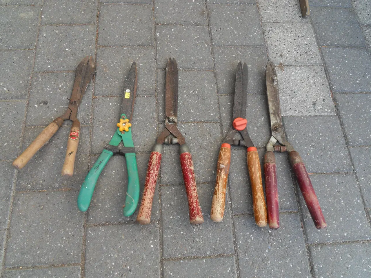 Billede 1 - HÆKKESAKSE OG GRENSAKSE i pæn og ren stand