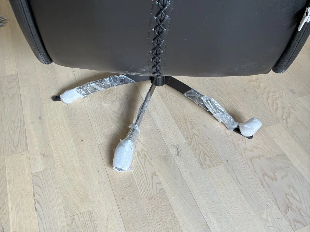 Billede 3 - Helt ny og ubrugt læderstol sælges