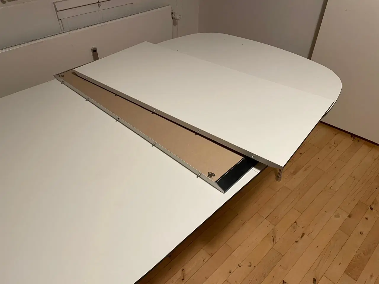 Billede 4 - Hvidt spisebord med sort kant fra Ilva