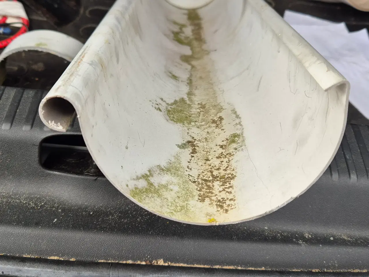 Billede 1 - Købes. Tagrende  I plast , 2 m. Med hjørne stykke.