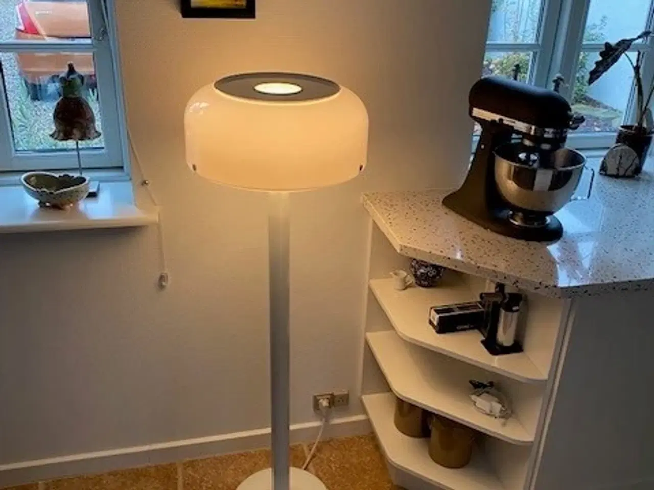 Billede 1 - Standerlampe - hvid - Anders Pehrson - velholdt