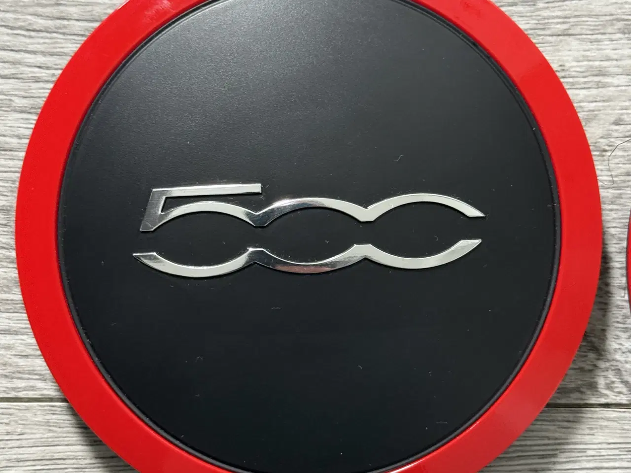 Billede 3 - Fiat 500 Centerkapsler i sort m. rød kant & krom 5