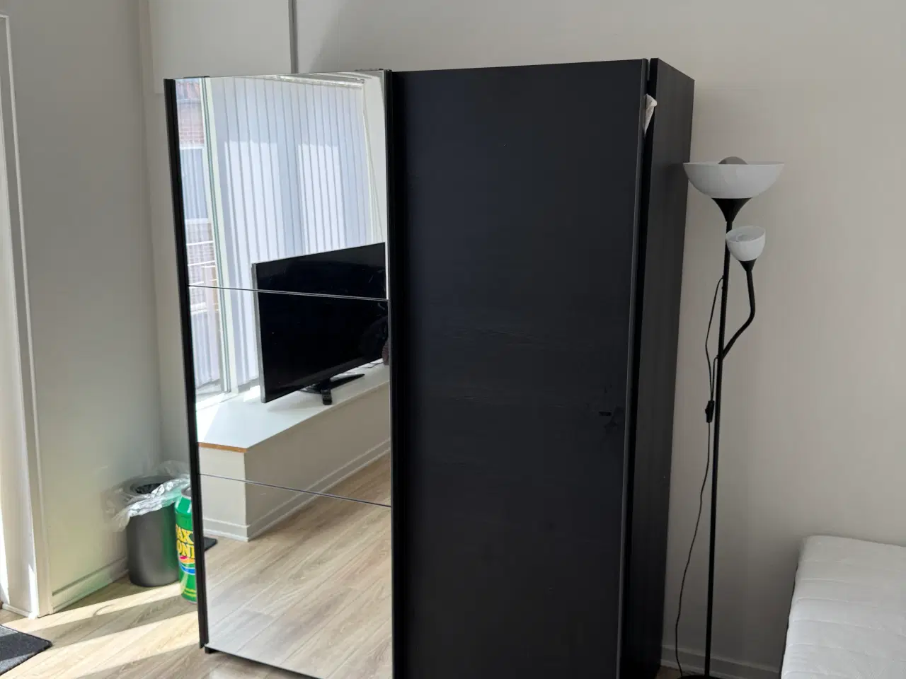 Billede 4 - Garderobeskab fra JYSK med spejl og skydedøre
