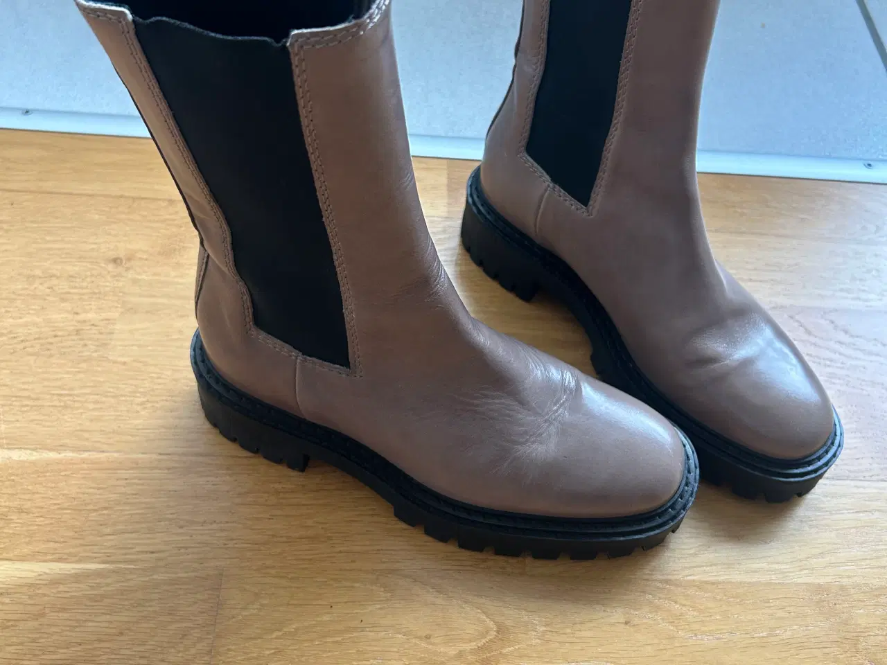 Billede 1 - Ny/ ubrugt Läst dame/pige støvler str. 38