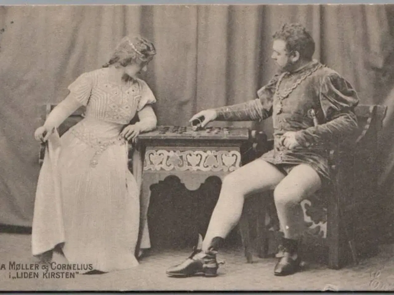 Billede 1 - Ida Møller og Cornelius  i "Liden Kirsten" - Skuespiller - Postkort - Brugt