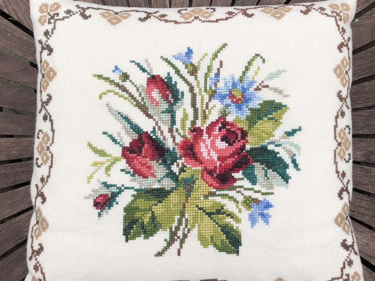 Billede 1 - Broderet pude