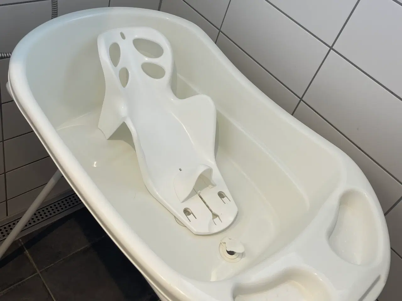 Billede 2 - Badekar på stativ med babyindsats 