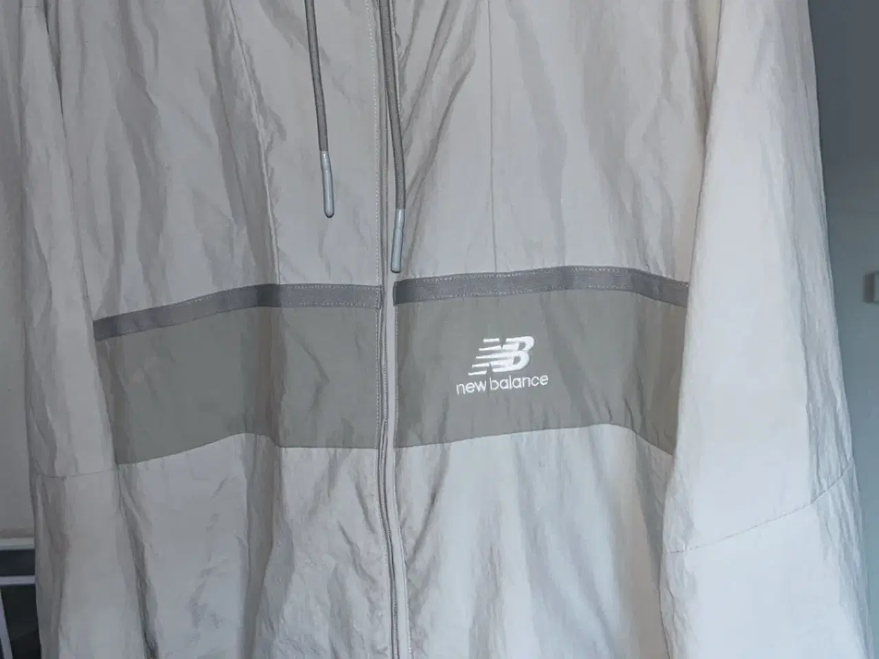 Billede 2 - New Balance windbreaker/vindjakke