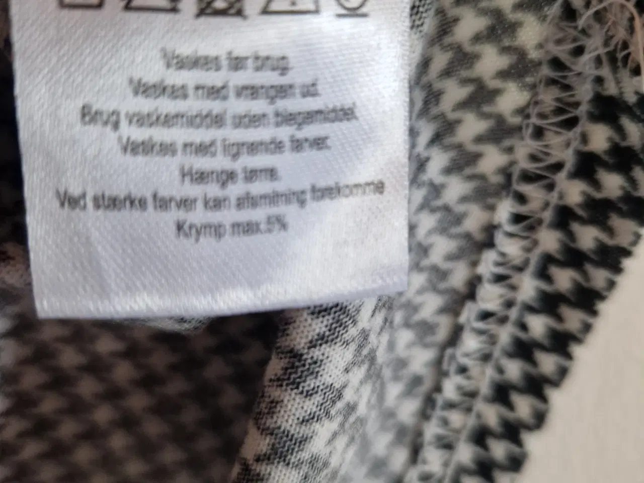 Billede 3 - VRS sort og hvid bluse, størrelse S