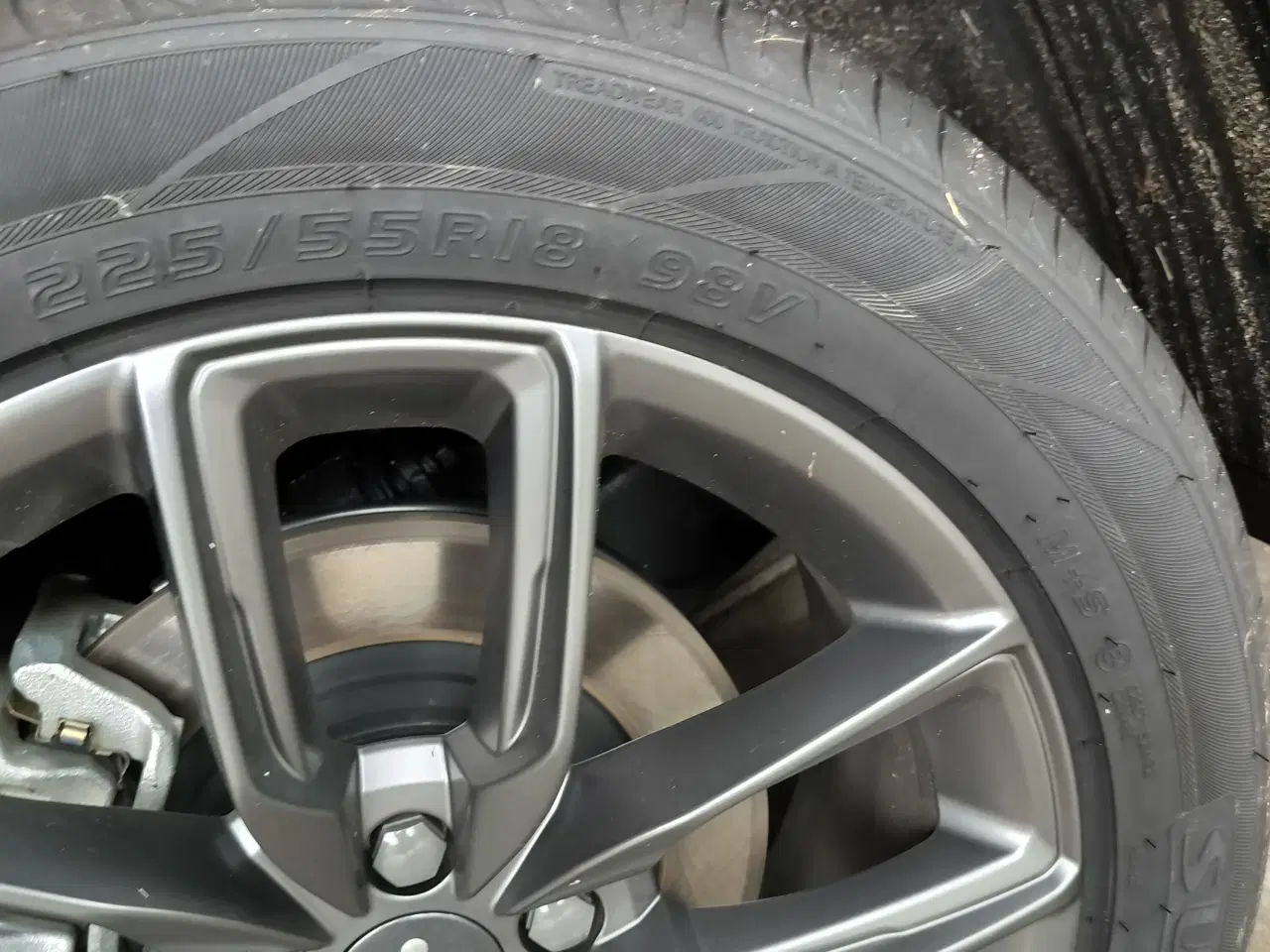 Billede 1 - Næsten nye helårsdæk 225 / 55 / R18 kørt 1000 km