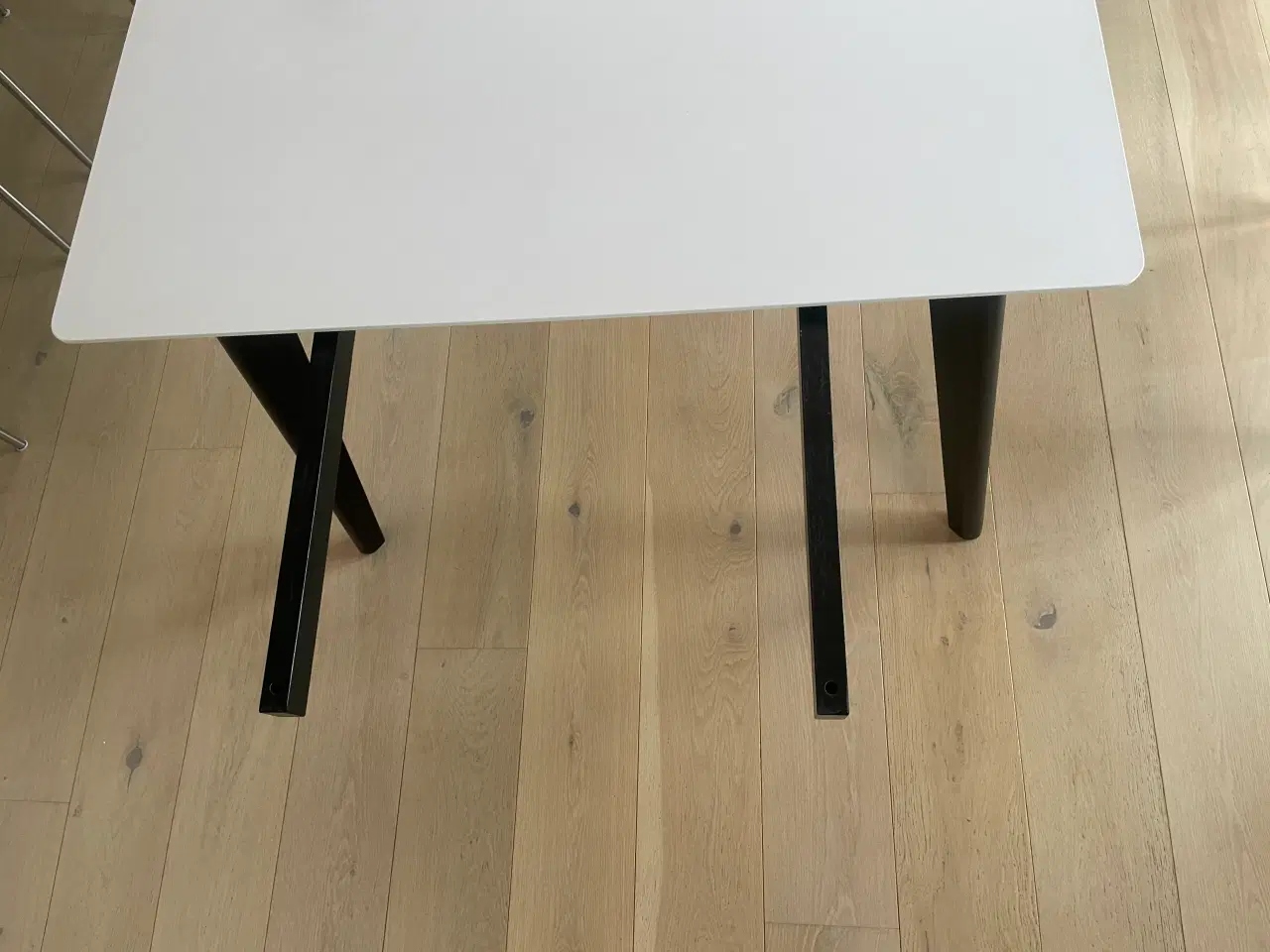 Billede 3 - Spisebord i hvid højtrykslaminat 