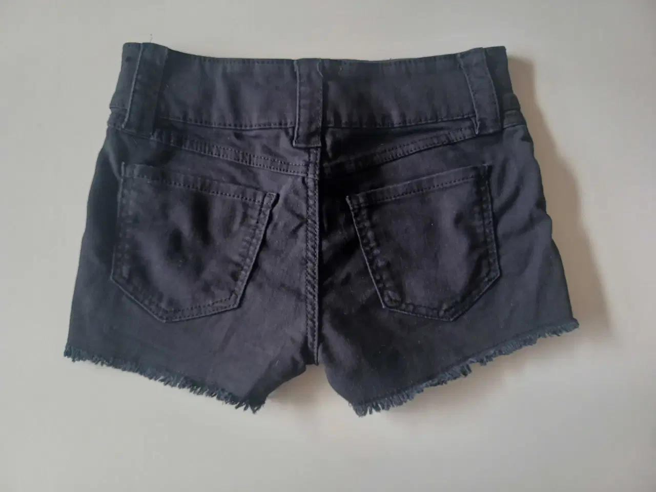 Billede 2 - Denim shorts størrelse 146