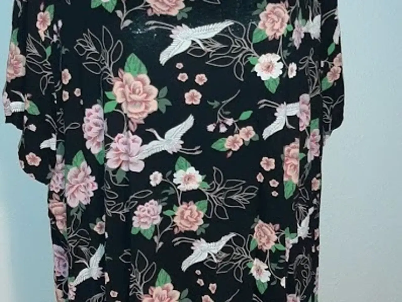 Billede 2 - T shirt med flot print af duer/blomster str. 4XL