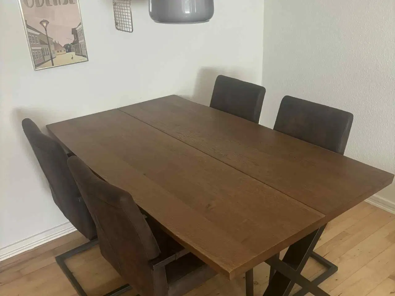 Billede 2 - Spisebord i massivt egetræ + Evedal lampe