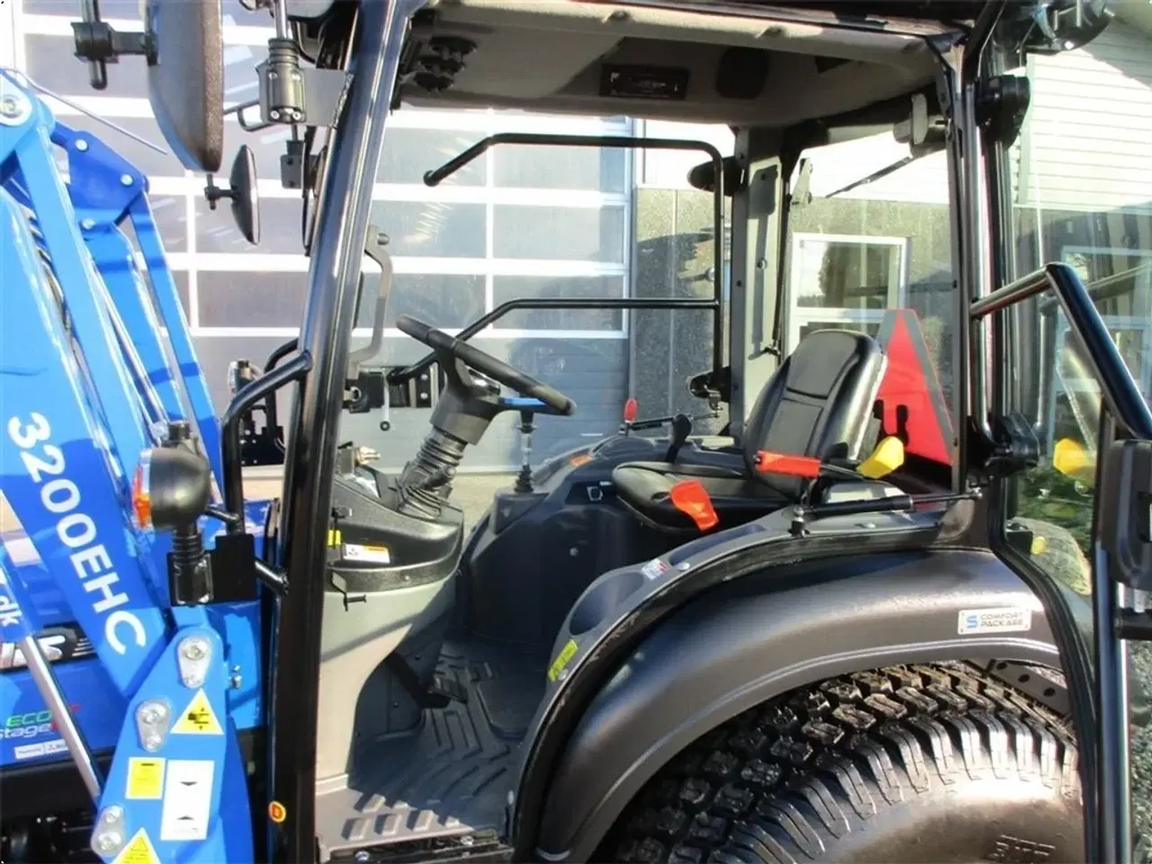 Billede 12 - Solis H26 HST Med kabine, turf hjul og frontlæsser.