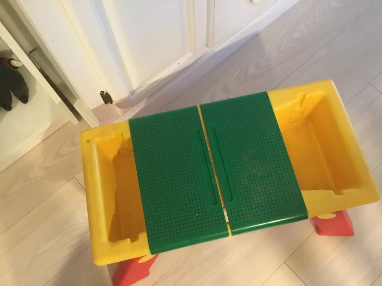 Billede 2 - Lego, en kasse med klodser og bord