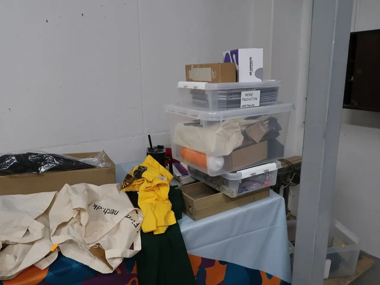 Billede 19 - Stole, borde, tøjstativer med div. Tøj m.m.