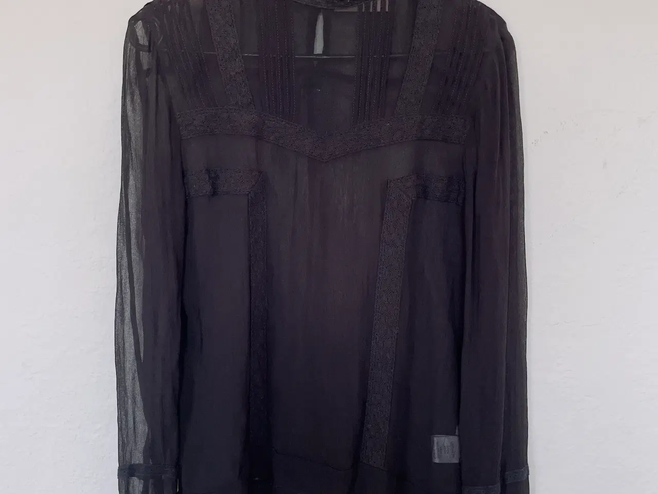 Billede 1 - Neo noir Gatherings Detail Chiffon Shirt 